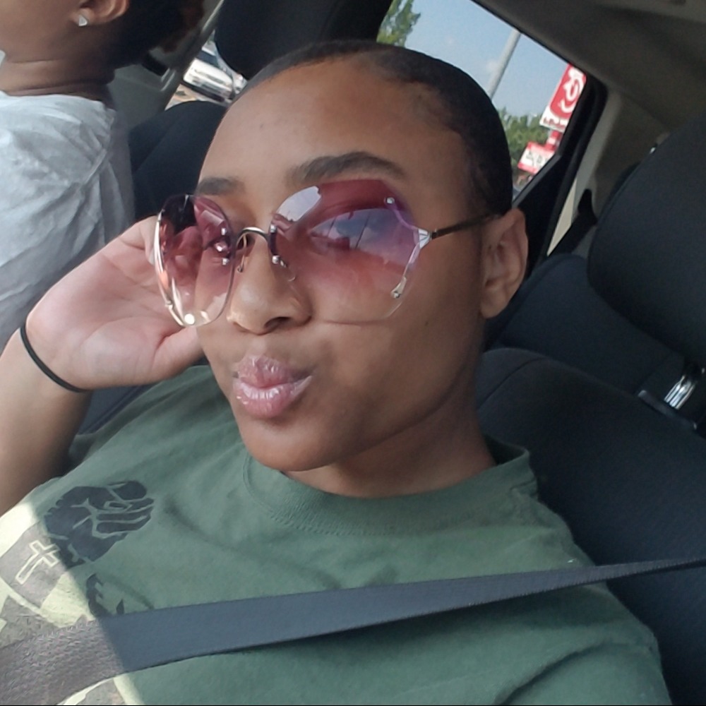 Meet your Posher, Nia